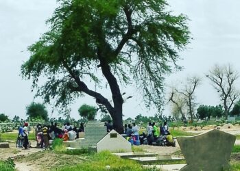 N’Djamena : au cimetière de Toukra femmes et enfants se livrent aux petits commerces